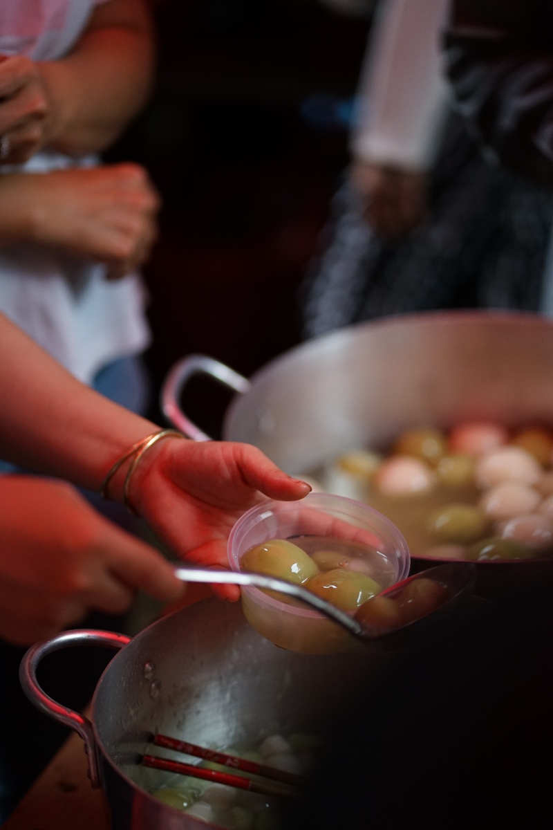 Chợ &ldquo;nh&agrave; gi&agrave;u&rdquo; của người Hoa s&aacute;ng v&iacute;a Thần T&agrave;i: Kh&ocirc;ng phải v&agrave;ng hay c&aacute; l&oacute;c, người d&acirc;n nườm nượp xếp h&agrave;ng mua một loại b&aacute;nh "đại ph&aacute;t đại t&agrave;i"- Ảnh 10.