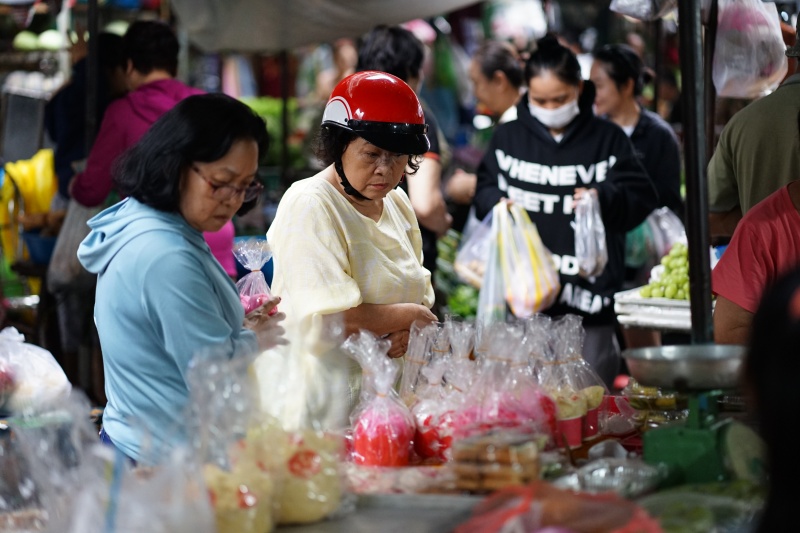 Chợ &ldquo;nh&agrave; gi&agrave;u&rdquo; của người Hoa s&aacute;ng v&iacute;a Thần T&agrave;i: Kh&ocirc;ng phải v&agrave;ng hay c&aacute; l&oacute;c, người d&acirc;n nườm nượp xếp h&agrave;ng mua một loại b&aacute;nh "đại ph&aacute;t đại t&agrave;i"- Ảnh 2.