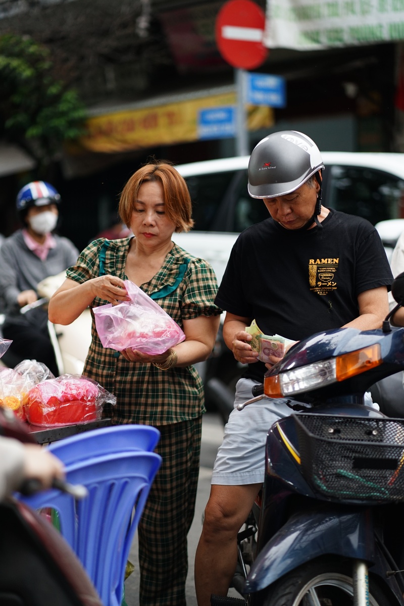 Chợ &ldquo;nh&agrave; gi&agrave;u&rdquo; của người Hoa s&aacute;ng v&iacute;a Thần T&agrave;i: Kh&ocirc;ng phải v&agrave;ng hay c&aacute; l&oacute;c, người d&acirc;n nườm nượp xếp h&agrave;ng mua một loại b&aacute;nh "đại ph&aacute;t đại t&agrave;i"- Ảnh 11.