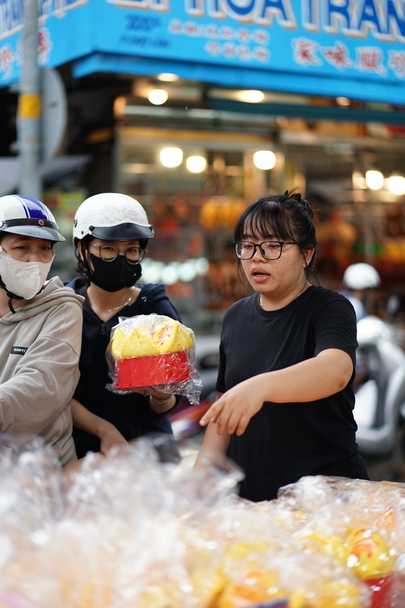 Chợ &ldquo;nh&agrave; gi&agrave;u&rdquo; của người Hoa s&aacute;ng v&iacute;a Thần T&agrave;i: Kh&ocirc;ng phải v&agrave;ng hay c&aacute; l&oacute;c, người d&acirc;n nườm nượp xếp h&agrave;ng mua một loại b&aacute;nh "đại ph&aacute;t đại t&agrave;i"- Ảnh 14.