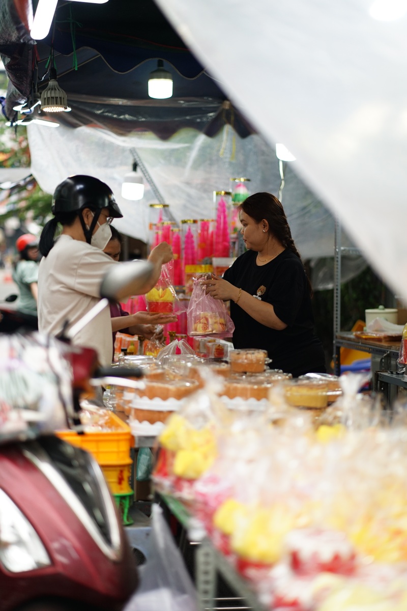 Chợ &ldquo;nh&agrave; gi&agrave;u&rdquo; của người Hoa s&aacute;ng v&iacute;a Thần T&agrave;i: Kh&ocirc;ng phải v&agrave;ng hay c&aacute; l&oacute;c, người d&acirc;n nườm nượp xếp h&agrave;ng mua một loại b&aacute;nh "đại ph&aacute;t đại t&agrave;i"- Ảnh 13.