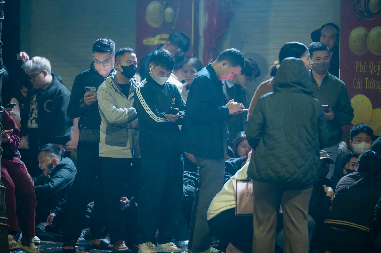 Kh&aacute;ch đội mưa xếp h&agrave;ng chờ mua v&agrave;ng ng&agrave;y v&iacute;a Thần T&agrave;i tại H&agrave; Nội - Ảnh 6.