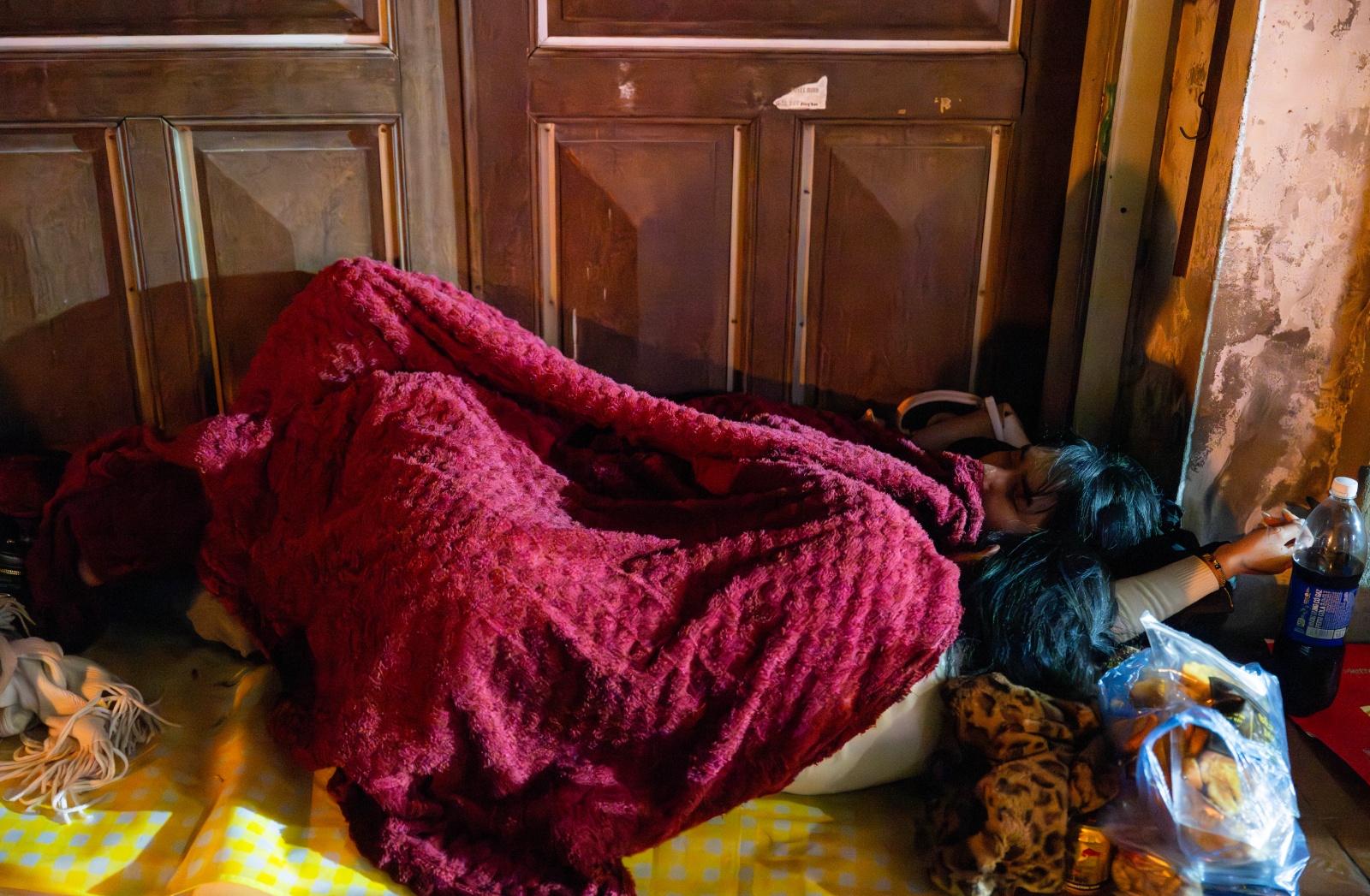 Kh&aacute;ch đội mưa xếp h&agrave;ng chờ mua v&agrave;ng ng&agrave;y v&iacute;a Thần T&agrave;i tại H&agrave; Nội - Ảnh 4.