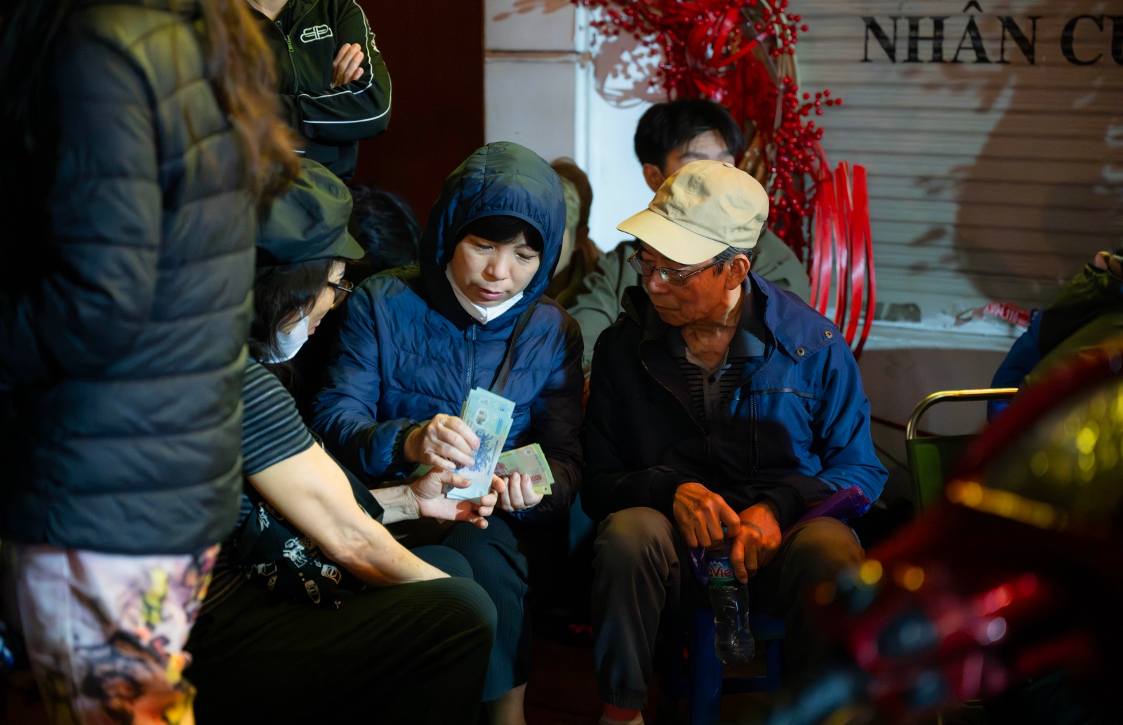 Kh&aacute;ch đội mưa xếp h&agrave;ng chờ mua v&agrave;ng ng&agrave;y v&iacute;a Thần T&agrave;i tại H&agrave; Nội - Ảnh 3.