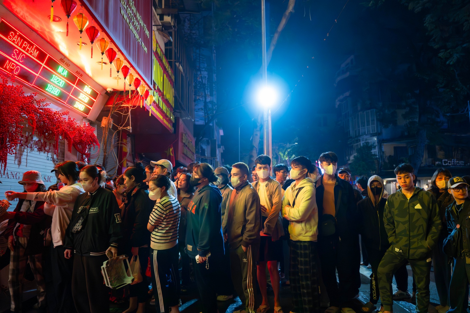 Kh&aacute;ch đội mưa xếp h&agrave;ng chờ mua v&agrave;ng ng&agrave;y v&iacute;a Thần T&agrave;i tại H&agrave; Nội - Ảnh 2.