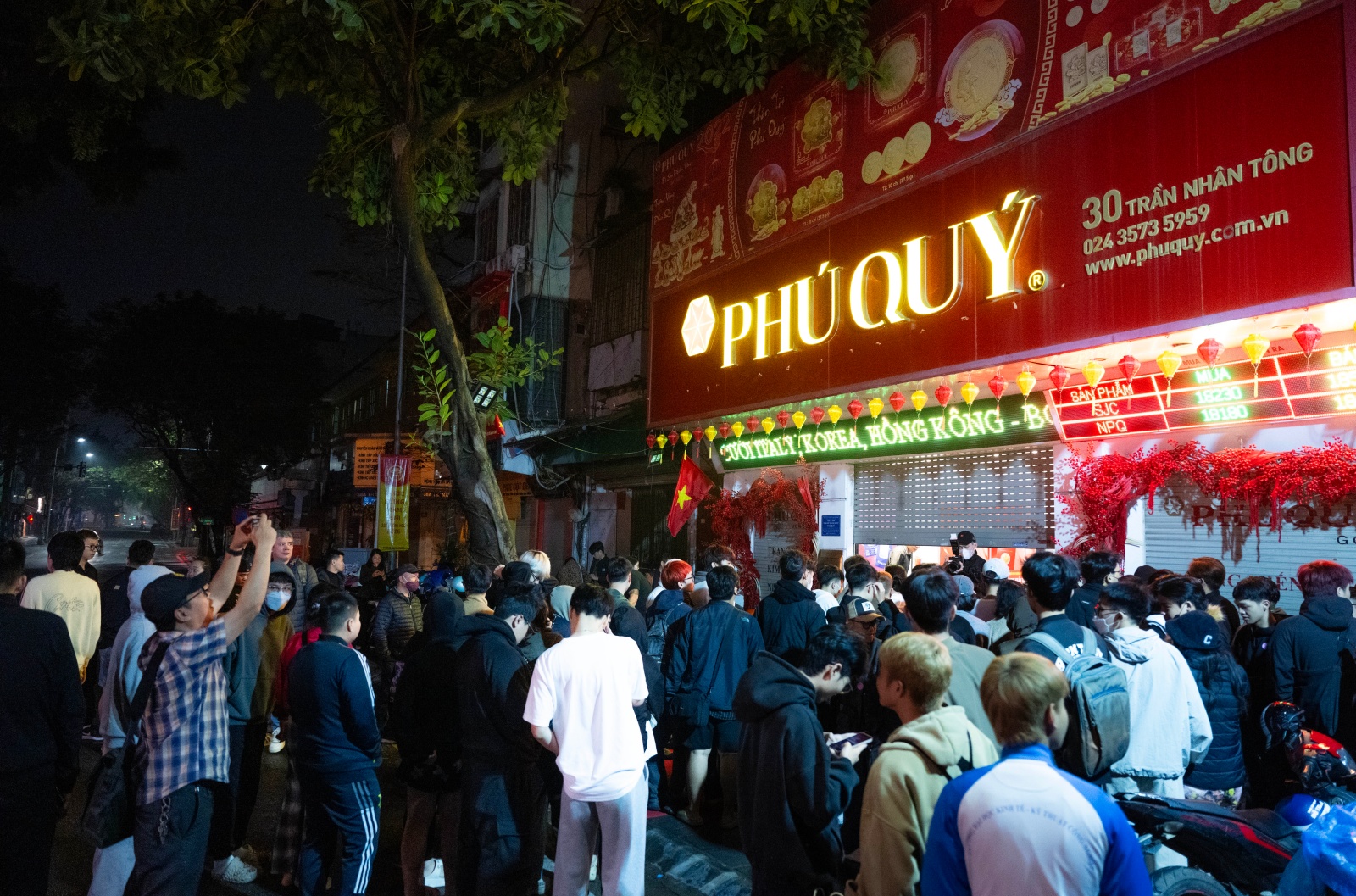 Kh&aacute;ch đội mưa xếp h&agrave;ng chờ mua v&agrave;ng ng&agrave;y v&iacute;a Thần T&agrave;i tại H&agrave; Nội - Ảnh 1.