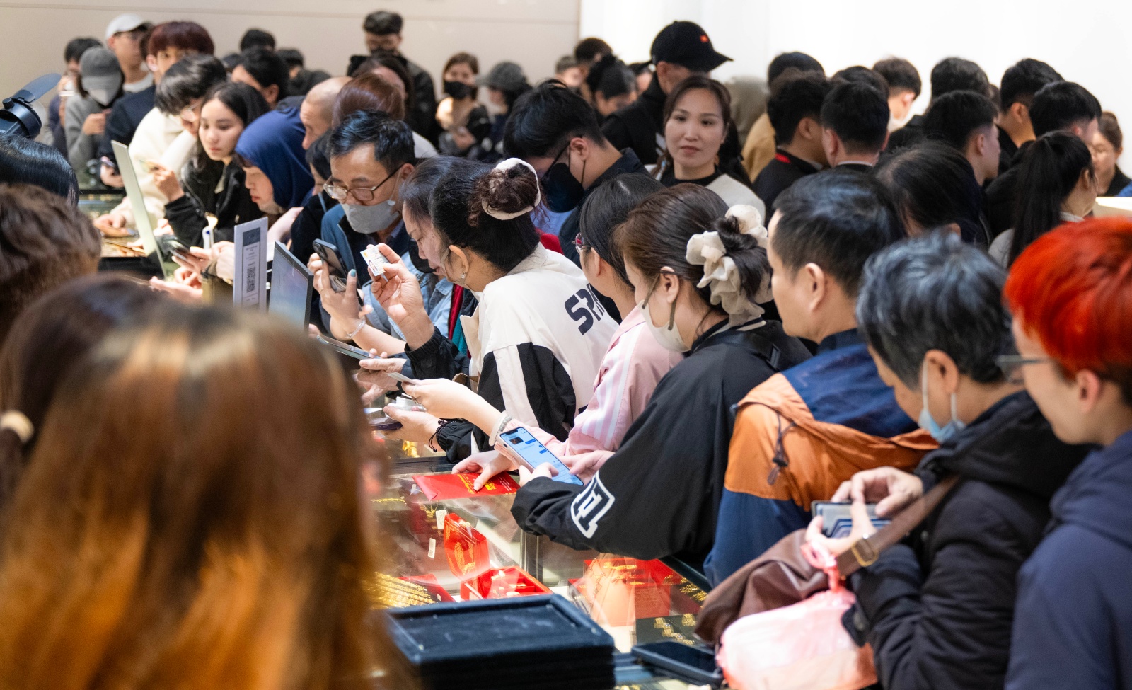 Kh&aacute;ch đội mưa xếp h&agrave;ng chờ mua v&agrave;ng ng&agrave;y v&iacute;a Thần T&agrave;i tại H&agrave; Nội - Ảnh 13.