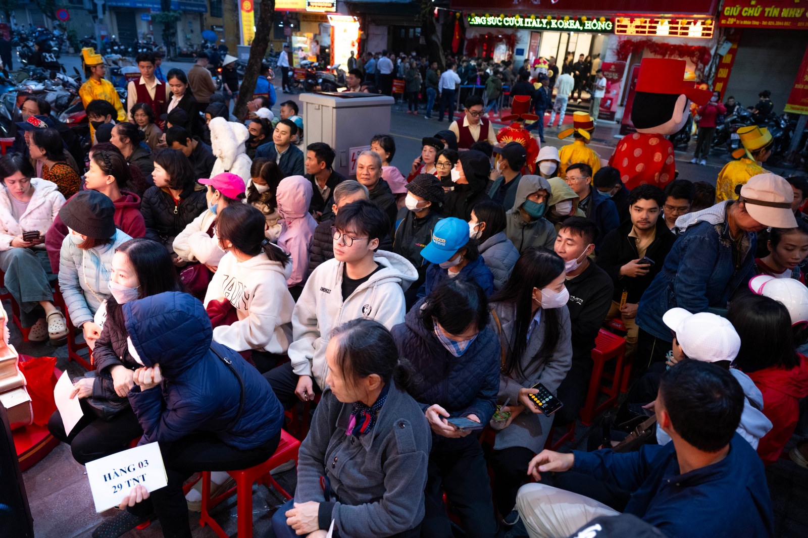 Kh&aacute;ch đội mưa xếp h&agrave;ng chờ mua v&agrave;ng ng&agrave;y v&iacute;a Thần T&agrave;i tại H&agrave; Nội - Ảnh 9.