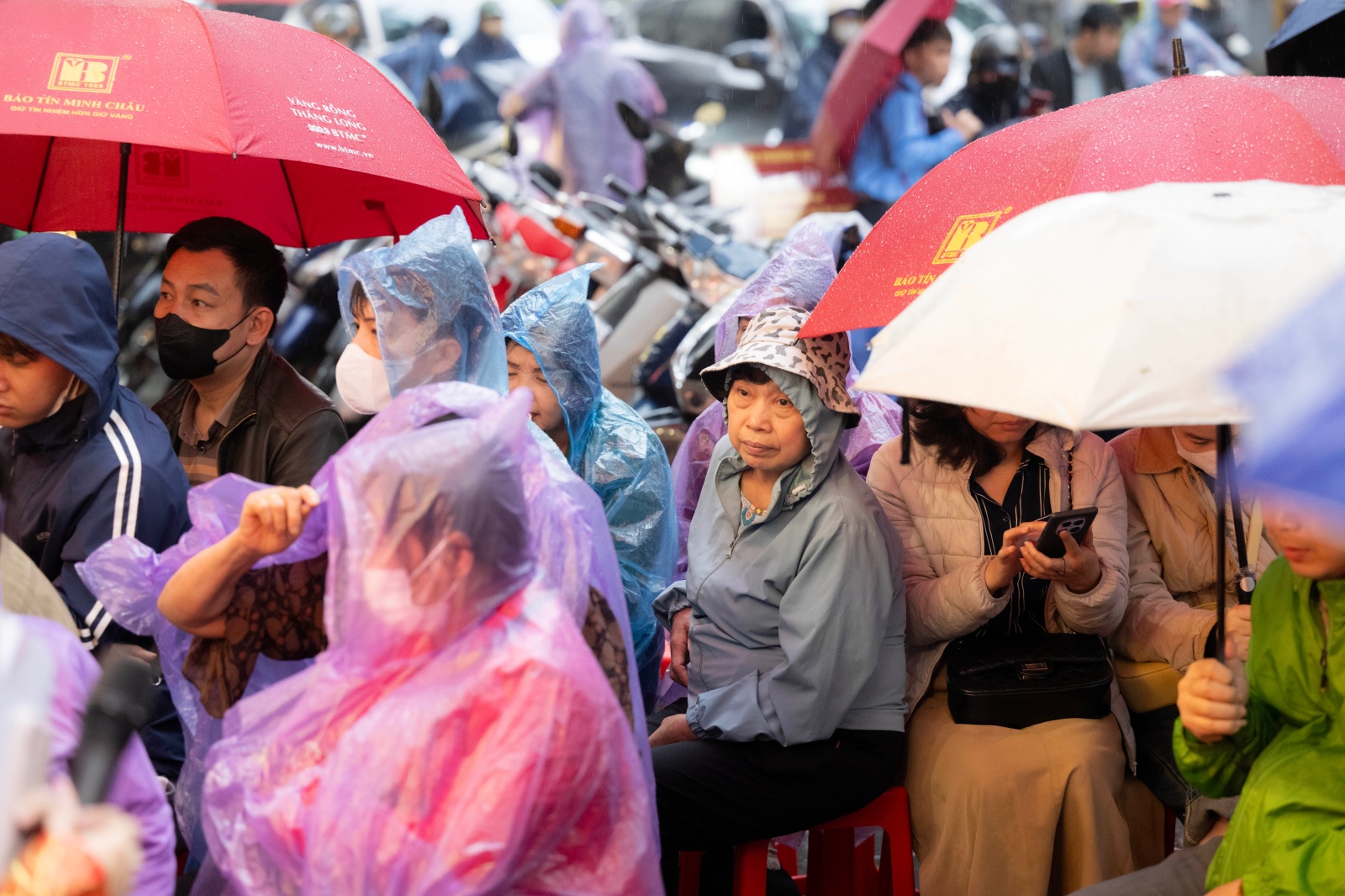 Kh&aacute;ch đội mưa xếp h&agrave;ng chờ mua v&agrave;ng ng&agrave;y v&iacute;a Thần T&agrave;i tại H&agrave; Nội - Ảnh 16.