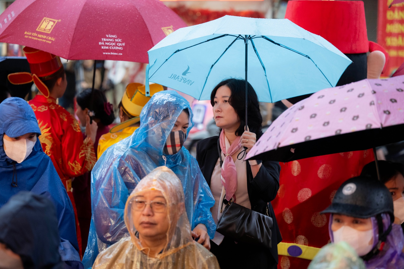 Kh&aacute;ch đội mưa xếp h&agrave;ng chờ mua v&agrave;ng ng&agrave;y v&iacute;a Thần T&agrave;i tại H&agrave; Nội - Ảnh 15.