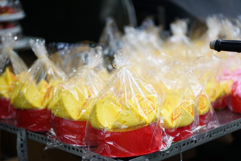 Chợ &ldquo;nh&agrave; gi&agrave;u&rdquo; của người Hoa s&aacute;ng v&iacute;a Thần T&agrave;i: Kh&ocirc;ng phải v&agrave;ng hay c&aacute; l&oacute;c, người d&acirc;n nườm nượp xếp h&agrave;ng mua một loại b&aacute;nh "đại ph&aacute;t đại t&agrave;i"- Ảnh 12.