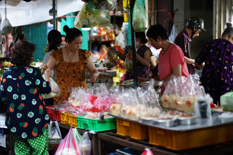Chợ &ldquo;nh&agrave; gi&agrave;u&rdquo; của người Hoa s&aacute;ng v&iacute;a Thần T&agrave;i: Kh&ocirc;ng phải v&agrave;ng hay c&aacute; l&oacute;c, người d&acirc;n nườm nượp xếp h&agrave;ng mua một loại b&aacute;nh "đại ph&aacute;t đại t&agrave;i"- Ảnh 6.