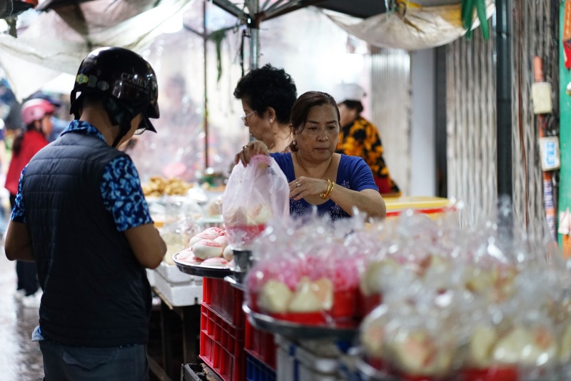 Chợ &ldquo;nh&agrave; gi&agrave;u&rdquo; của người Hoa s&aacute;ng v&iacute;a Thần T&agrave;i: Kh&ocirc;ng phải v&agrave;ng hay c&aacute; l&oacute;c, người d&acirc;n nườm nượp xếp h&agrave;ng mua một loại b&aacute;nh "đại ph&aacute;t đại t&agrave;i"- Ảnh 5.