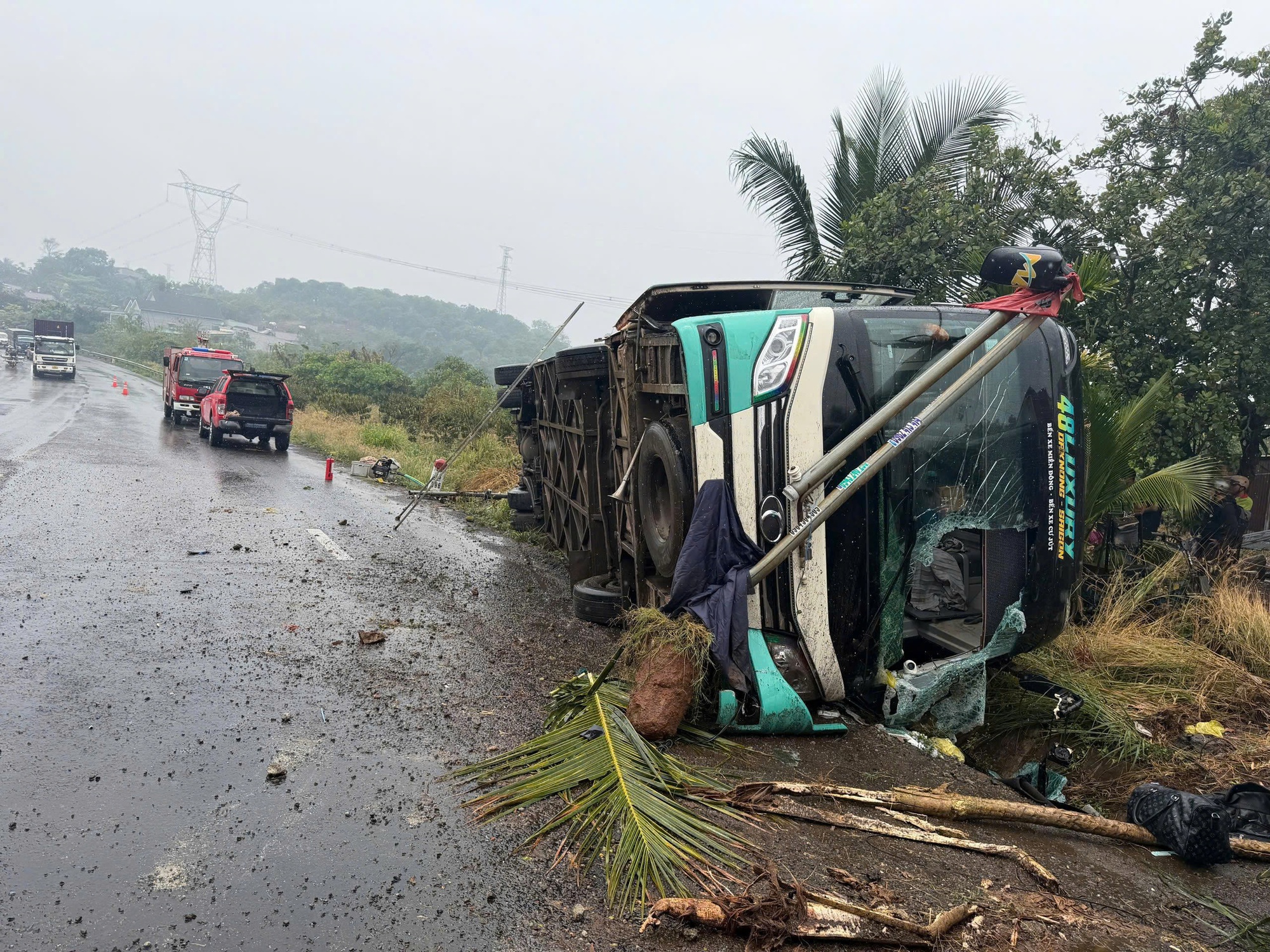 Lật xe kh&aacute;ch ở Đồng Nai 2026 khiến 1 người chết v&agrave; 2 người bị thương - Ảnh 1.