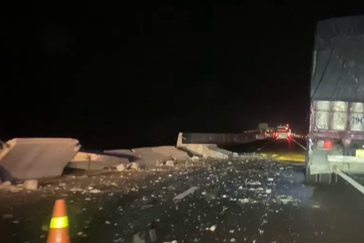 Tuyến cao tốc Phan Thiết - Dầu Giây tê liệt vì 3 vụ tai nạn liên tiếp sáng 26 - 2 - Ảnh 1. Tuyến cao tốc Phan Thiết - Dầu Giây tê liệt vì 3 vụ tai nạn liên tiếp sáng 26 - 2 - Ảnh 1.