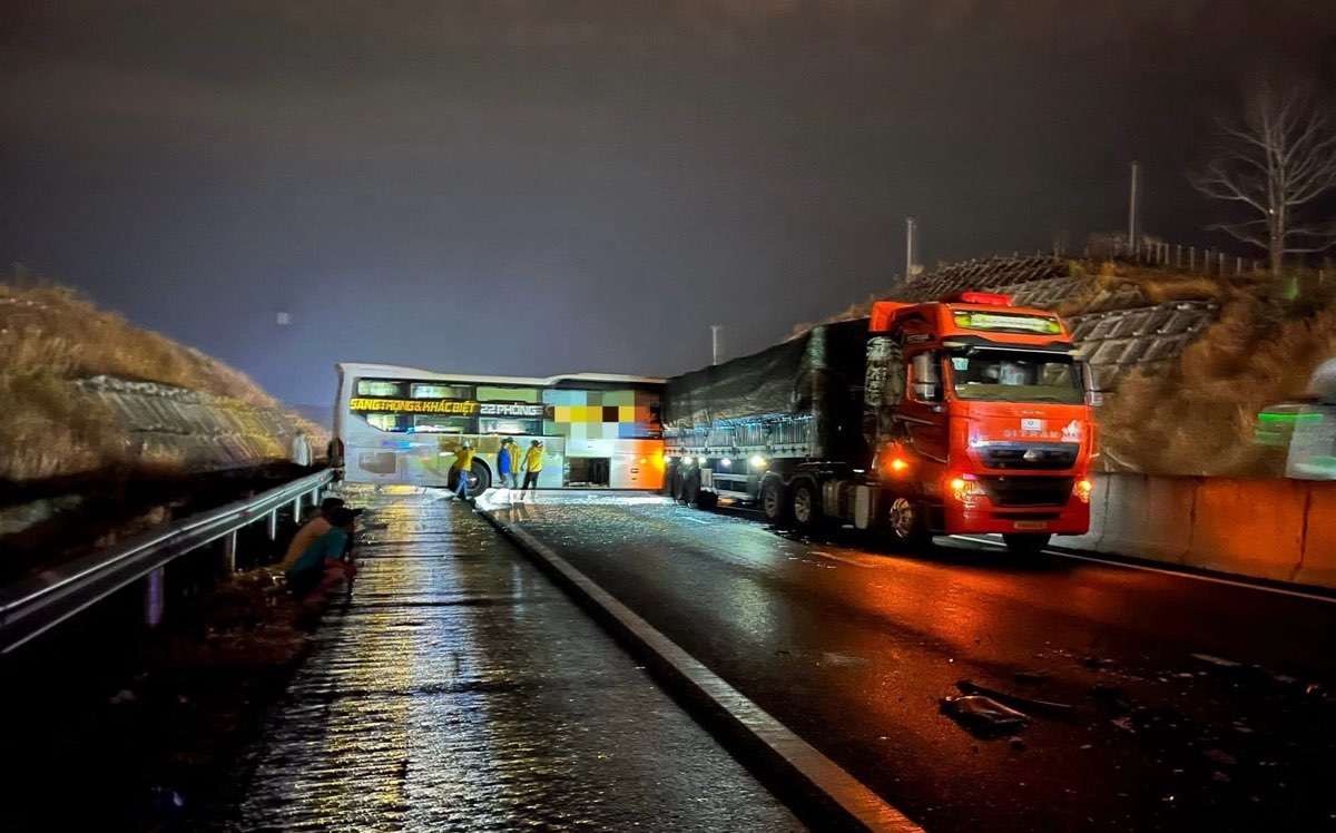 Tuyến cao tốc Phan Thiết - Dầu Giây tê liệt vì 3 vụ tai nạn liên tiếp sáng 26 - 2 - Ảnh 2. Tuyến cao tốc Phan Thiết - Dầu Giây tê liệt vì 3 vụ tai nạn liên tiếp sáng 26 - 2 - Ảnh 2.