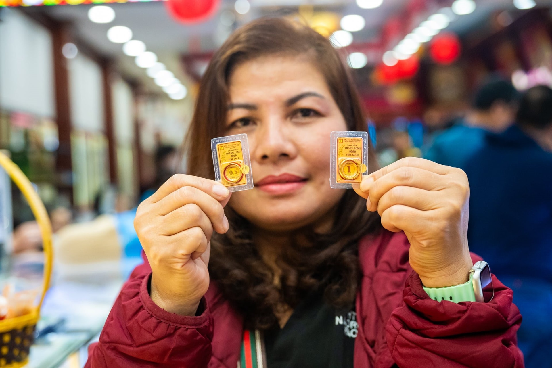 Chưa từng c&oacute;: V&agrave;ng được b&aacute;n bằng m&aacute;y tự động, đồng v&agrave;ng, bạc thỏi g&acirc;y "sốt" ng&agrave;y V&iacute;a Thần T&agrave;i - Ảnh 9.