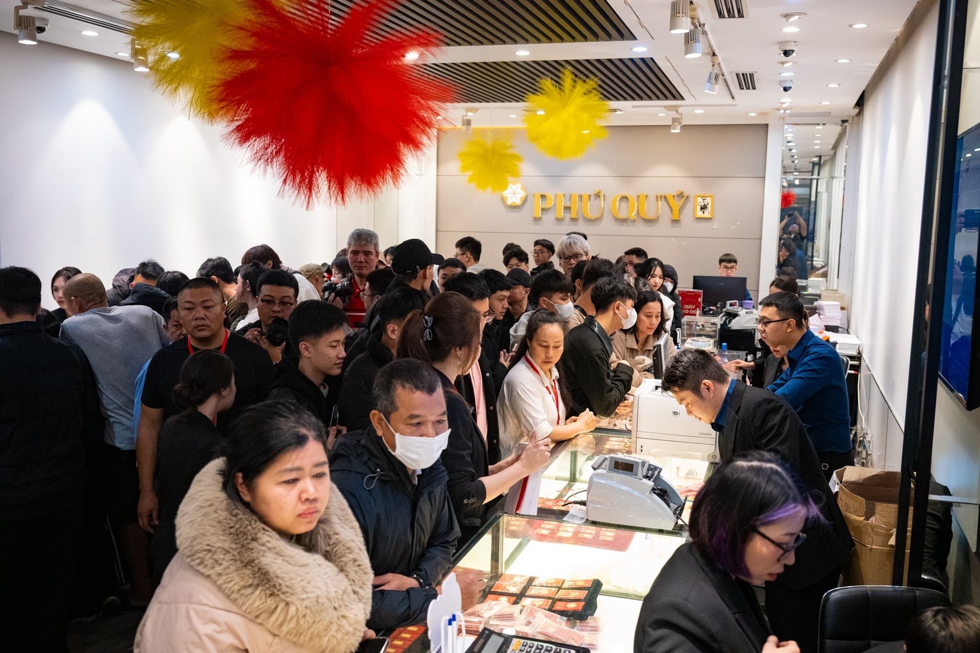 Chưa từng c&oacute;: V&agrave;ng được b&aacute;n bằng m&aacute;y tự động, đồng v&agrave;ng, bạc thỏi g&acirc;y "sốt" ng&agrave;y V&iacute;a Thần T&agrave;i - Ảnh 6.