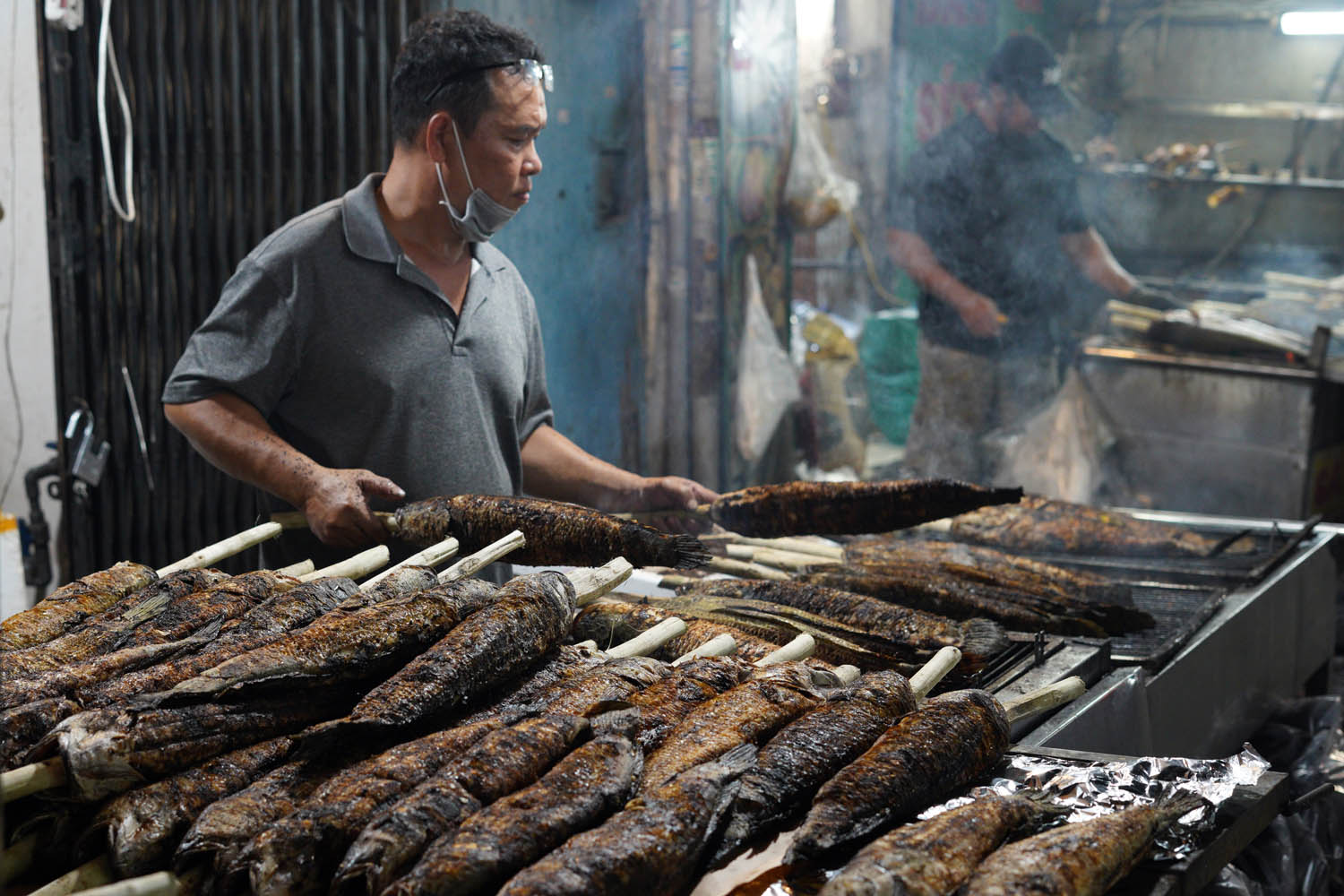 Một tuyến đường ở TP.HCM đỏ lửa suốt đêm trước ngày vía Thần Tài- Ảnh 6. Một tuyến đường ở TP.HCM đỏ lửa suốt đêm trước ngày vía Thần Tài- Ảnh 6.