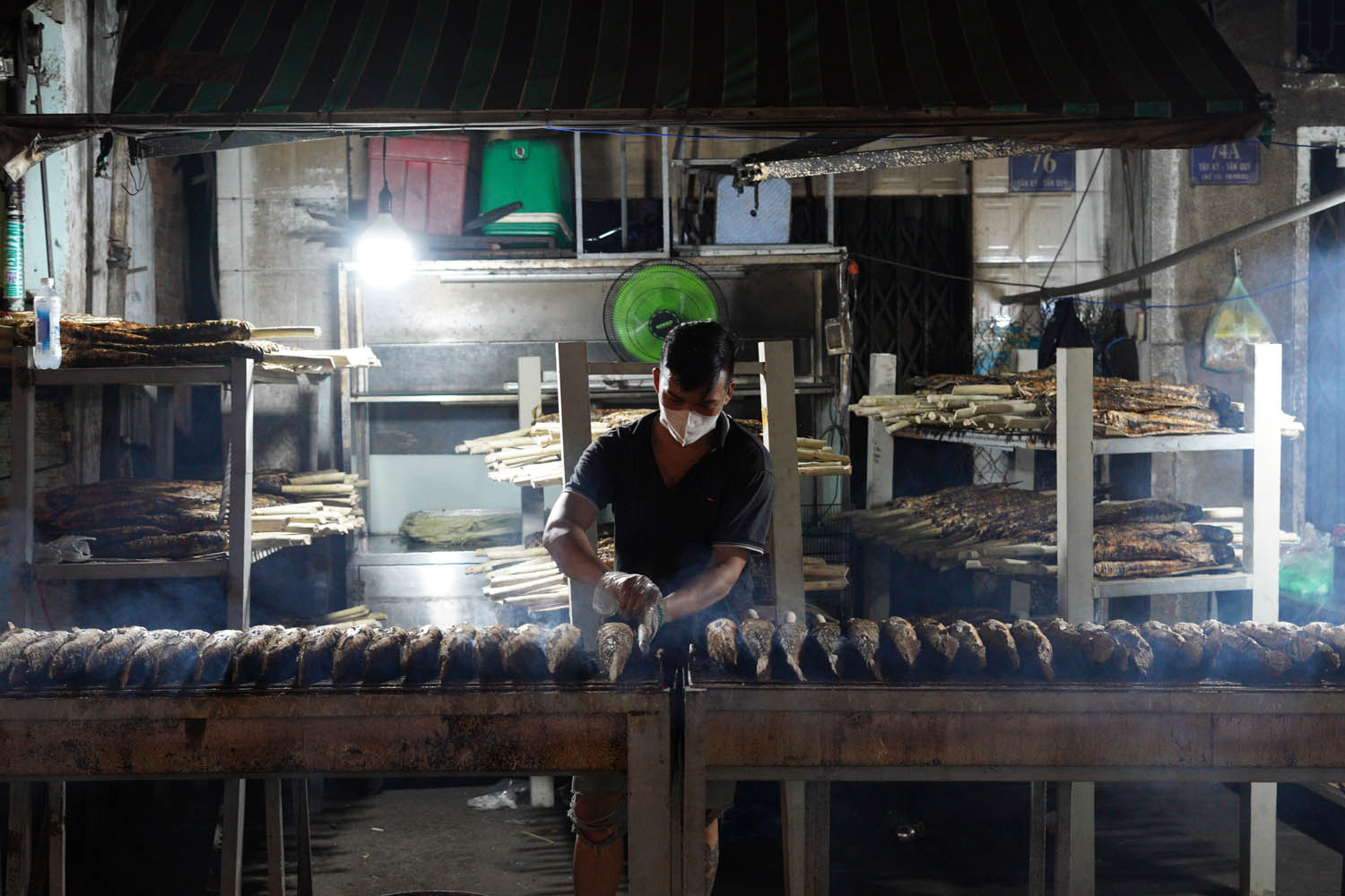 Một tuyến đường ở TP.HCM đỏ lửa suốt đêm trước ngày vía Thần Tài- Ảnh 4. Một tuyến đường ở TP.HCM đỏ lửa suốt đêm trước ngày vía Thần Tài- Ảnh 4.