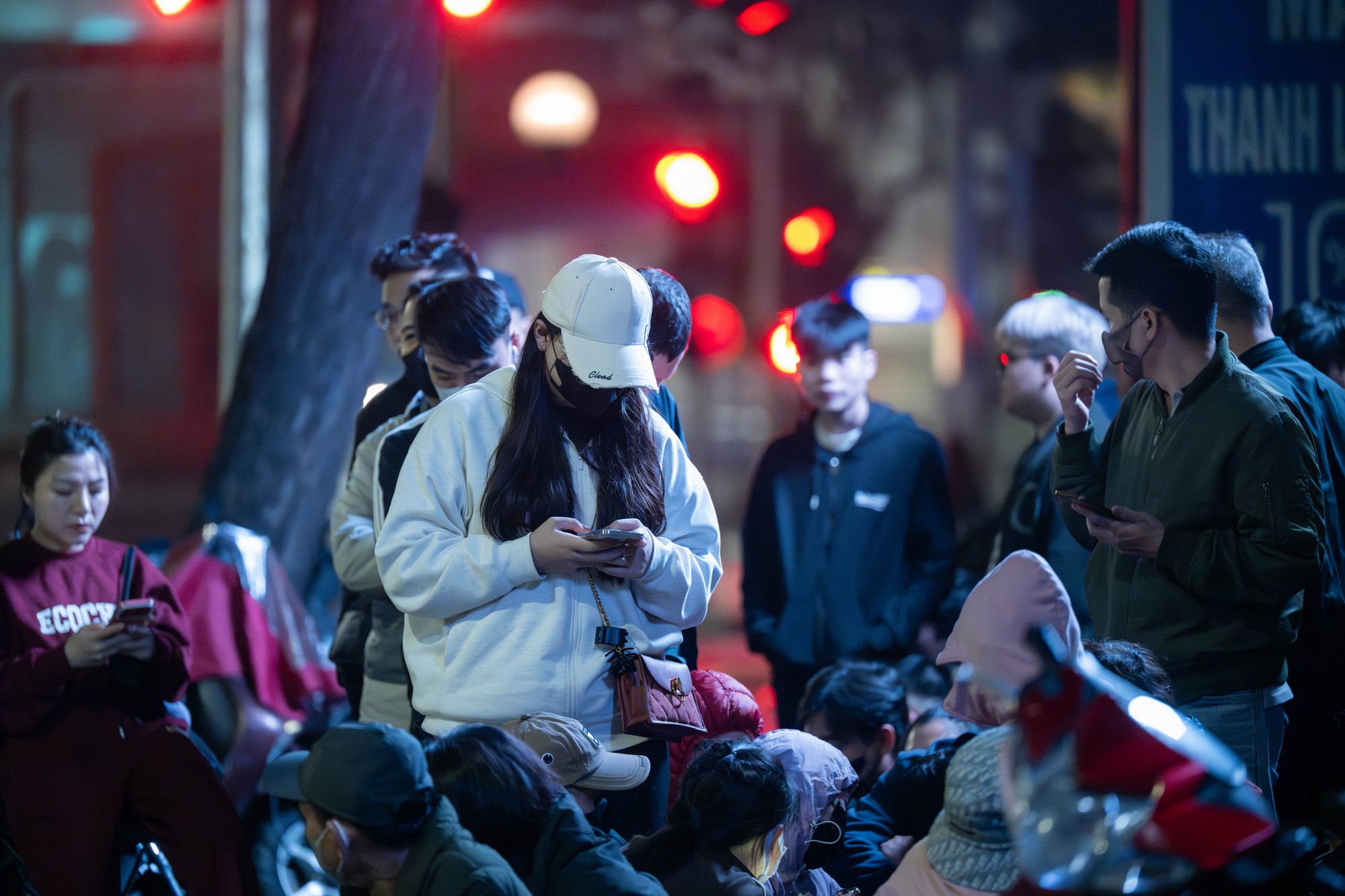 Kh&aacute;ch đội mưa xếp h&agrave;ng chờ mua v&agrave;ng ng&agrave;y v&iacute;a Thần T&agrave;i tại H&agrave; Nội - Ảnh 11.