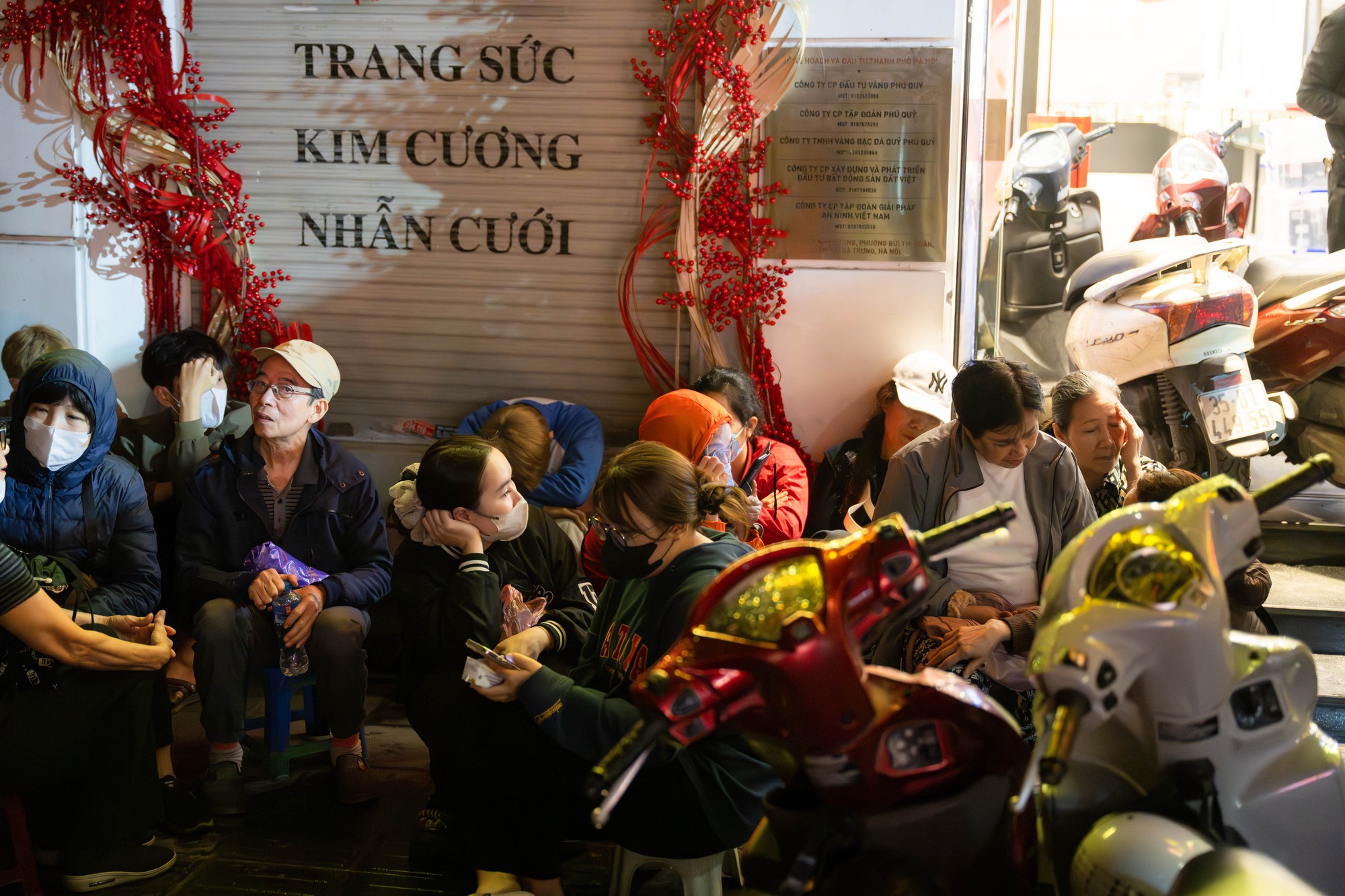 Kh&aacute;ch đội mưa xếp h&agrave;ng chờ mua v&agrave;ng ng&agrave;y v&iacute;a Thần T&agrave;i tại H&agrave; Nội - Ảnh 10.