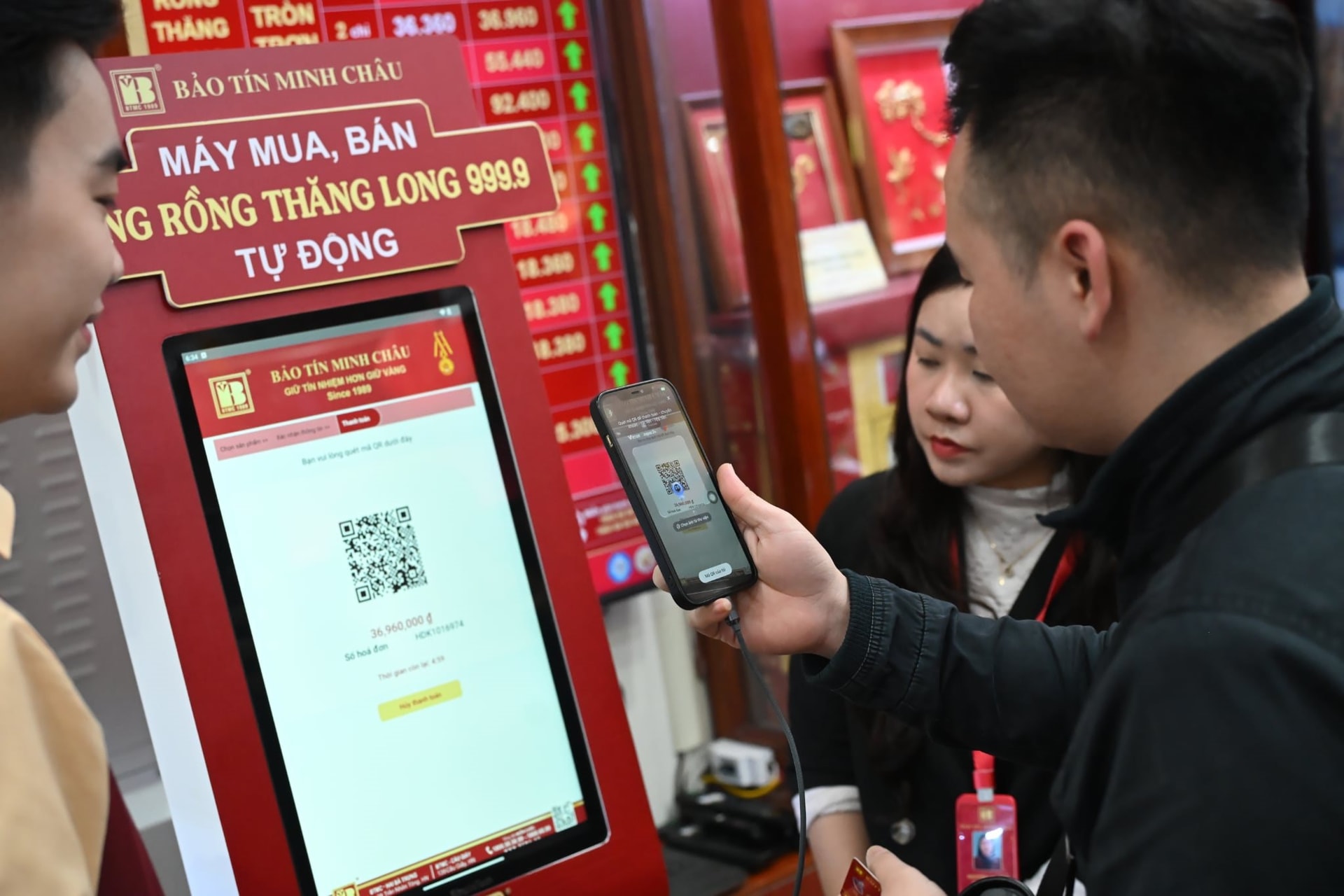 Chưa từng c&oacute;: V&agrave;ng được b&aacute;n bằng m&aacute;y tự động, đồng v&agrave;ng, bạc thỏi g&acirc;y "sốt" ng&agrave;y V&iacute;a Thần T&agrave;i - Ảnh 1.