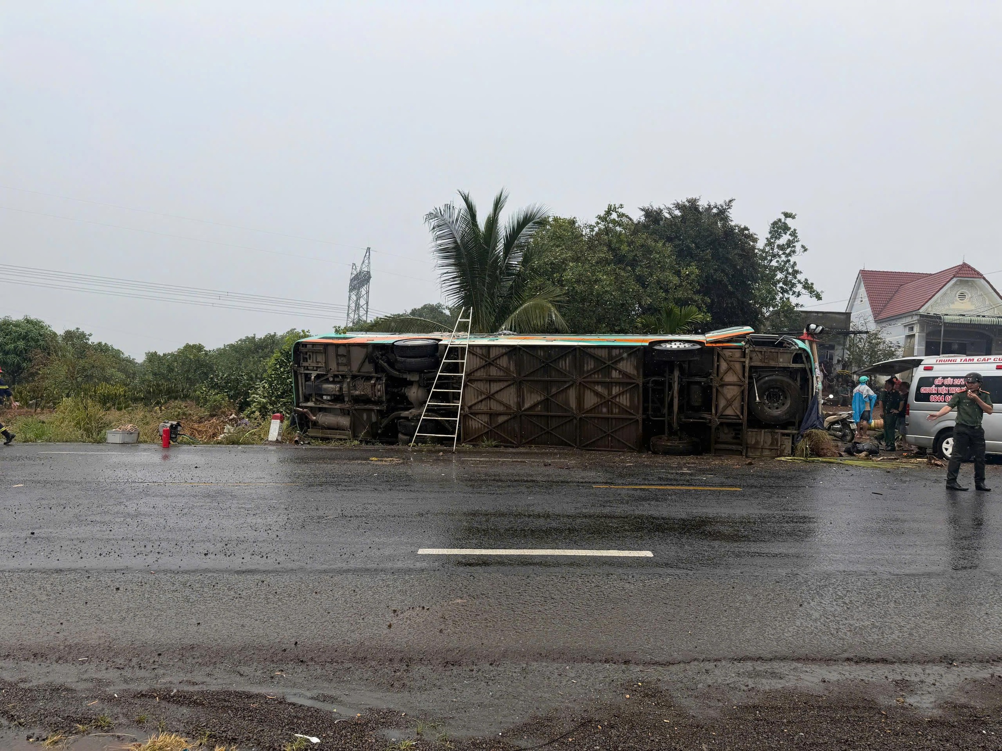 Lật xe kh&aacute;ch ở Đồng Nai 2026 khiến 1 người chết v&agrave; 2 người bị thương - Ảnh 2.
