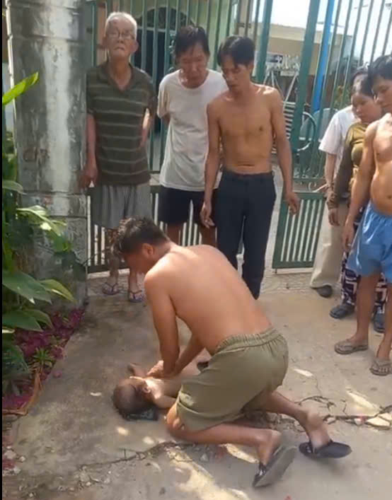 Gi&agrave;nh lại sự sống cho b&eacute; trai rơi xuống hầm chứa nước thải chăn nu&ocirc;i heo - Ảnh 1.