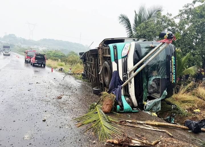 Tai nạn lật xe kh&aacute;ch tr&ecirc;n Quốc lộ 14 tại Đồng Nai g&acirc;y thương vong nghi&ecirc;m trọng - Ảnh 1.