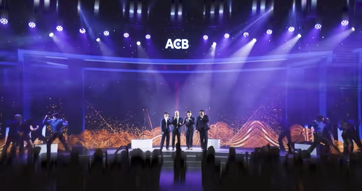 [CLIP] Văn nghệ ACB đ&atilde; ở c&aacute;i tầm! Ph&oacute; Tổng gi&aacute;m đốc Nguyễn Khắc Nguyện v&agrave; d&agrave;n sếp viral khắp MXH, vừa cất tiếng h&aacute;t đ&atilde; "nổi da g&agrave;"- Ảnh 1.