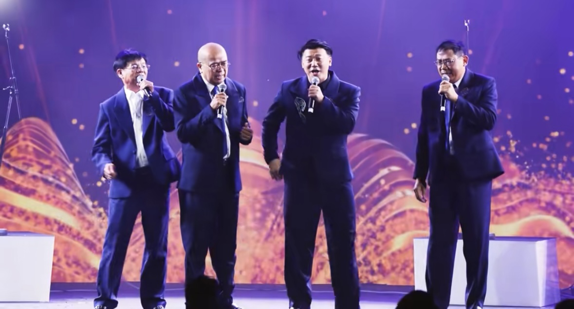 [CLIP] Văn nghệ ACB đ&atilde; ở c&aacute;i tầm! Ph&oacute; Tổng gi&aacute;m đốc Nguyễn Khắc Nguyện v&agrave; d&agrave;n sếp viral khắp MXH, vừa cất tiếng h&aacute;t đ&atilde; "nổi da g&agrave;"- Ảnh 2.