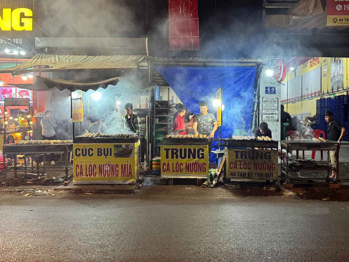 Một tuyến đường ở TP.HCM đỏ lửa suốt đêm trước ngày vía Thần Tài- Ảnh 1. Một tuyến đường ở TP.HCM đỏ lửa suốt đêm trước ngày vía Thần Tài- Ảnh 1.