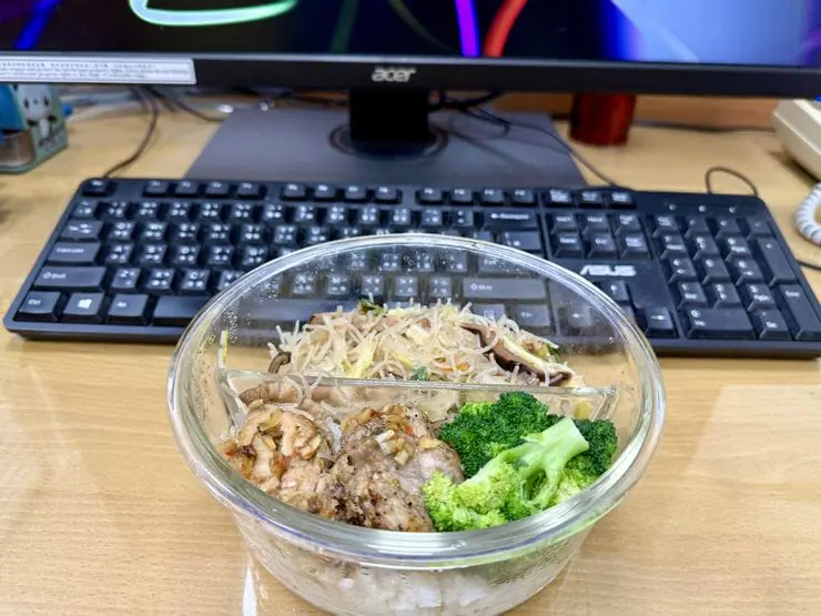 Ai mang cơm trưa đi l&agrave;m, nếu c&oacute; 3 m&oacute;n ăn n&agrave;y th&igrave; cần vứt ngay v&igrave; sinh chất g&acirc;y ung thư - Ảnh 2.