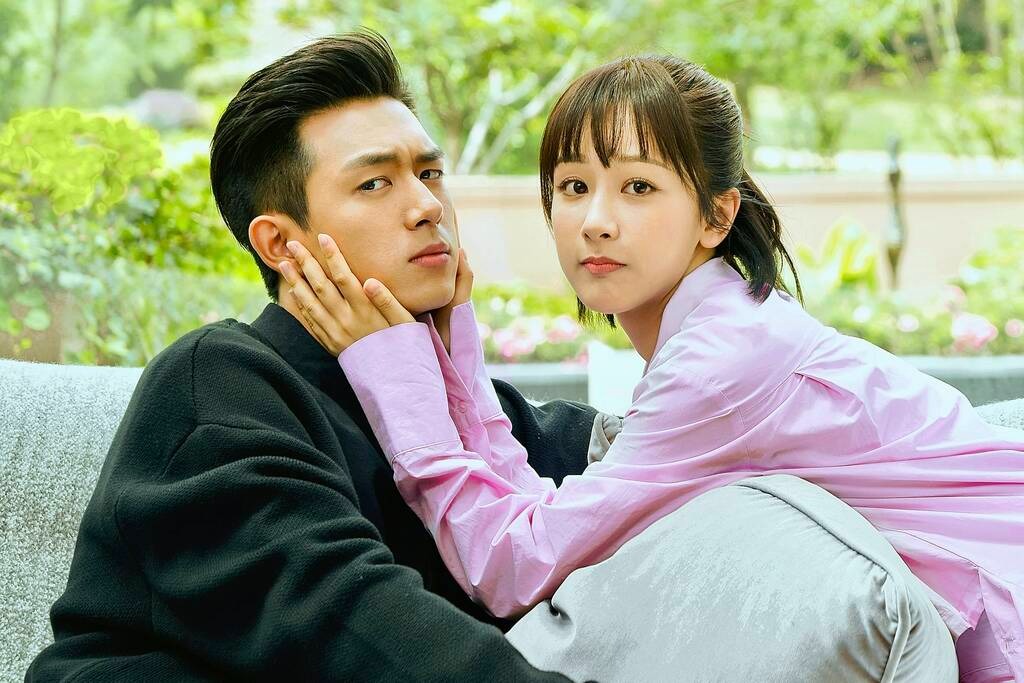 Bạn trai tin đồn kém 4 tuổi "đá" Lưu Diệc Phi để chạy theo "mỹ nhân 9X mặt búng ra silicon"? - Ảnh 4. Bạn trai tin đồn kém 4 tuổi "đá" Lưu Diệc Phi để chạy theo "mỹ nhân 9X mặt búng ra silicon"? - Ảnh 4.