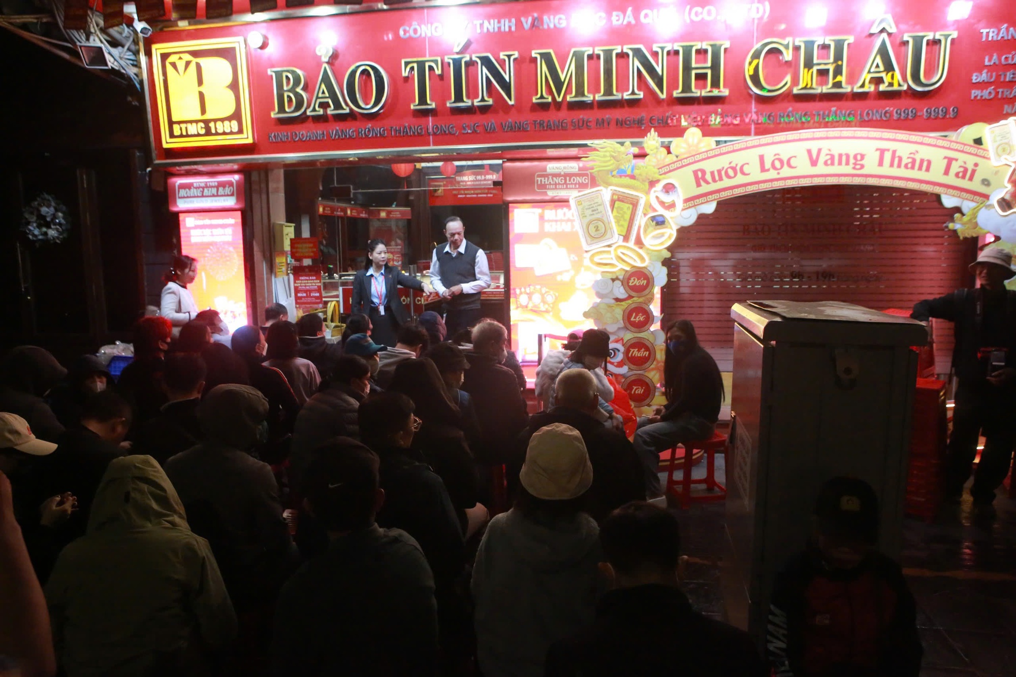 Giá vàng Thần Tài 2026 cao chót vót , cụ bà 80 tuổi vẫn quyết tâm mua vàng cầu may - Ảnh 1. Giá vàng Thần Tài 2026 cao chót vót , cụ bà 80 tuổi vẫn quyết tâm mua vàng cầu may - Ảnh 1.