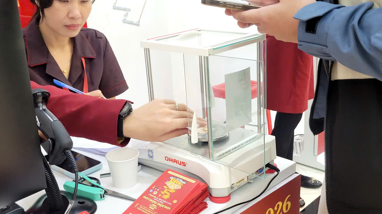 Giá vàng Thần Tài 2026 cao chót vót , cụ bà 80 tuổi vẫn quyết tâm mua vàng cầu may - Ảnh 2. Giá vàng Thần Tài 2026 cao chót vót , cụ bà 80 tuổi vẫn quyết tâm mua vàng cầu may - Ảnh 2.