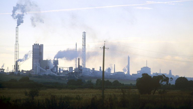 UAV tập k&iacute;ch nh&agrave; m&aacute;y ph&acirc;n b&oacute;n ở Nga g&acirc;y thương vong 2026 - Ảnh 1.