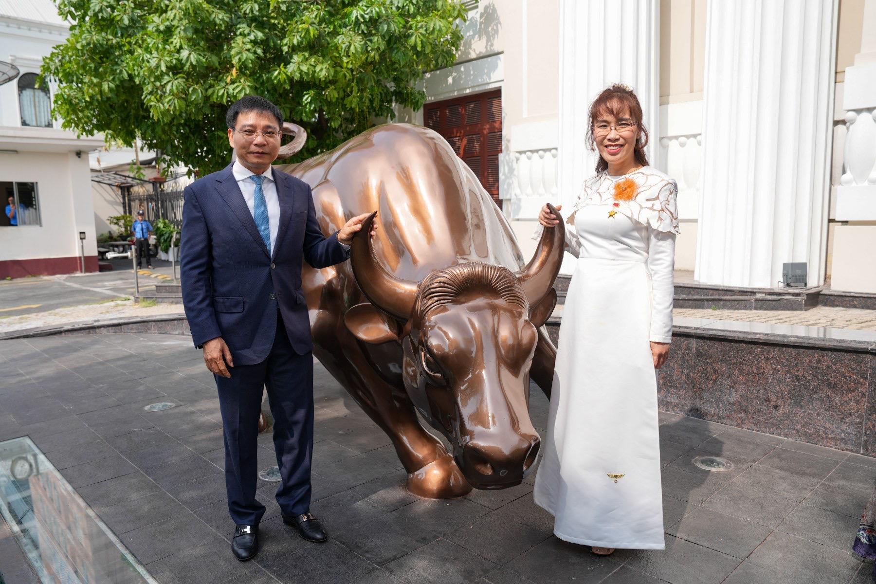 Bộ trưởng T&agrave;i ch&iacute;nh Nguyễn Văn Thắng v&agrave; tỷ ph&uacute; Nguyễn Thị Phương Thảo đ&aacute;nh cồng khởi động HOSE, thị trường bật xanh - Ảnh 1.