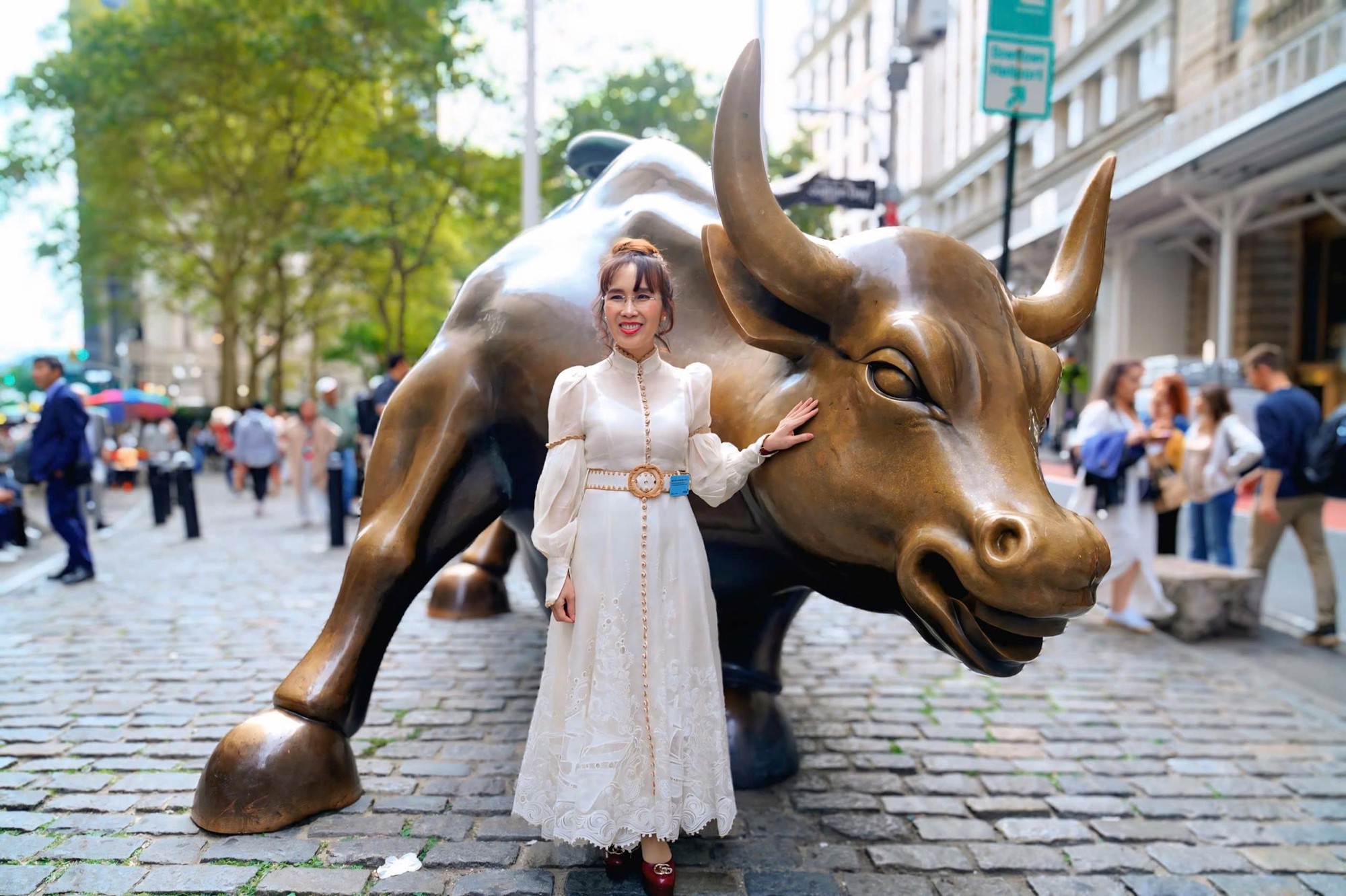 Bộ trưởng T&agrave;i ch&iacute;nh Nguyễn Văn Thắng v&agrave; tỷ ph&uacute; Nguyễn Thị Phương Thảo đ&aacute;nh cồng khởi động HOSE, thị trường bật xanh - Ảnh 3.