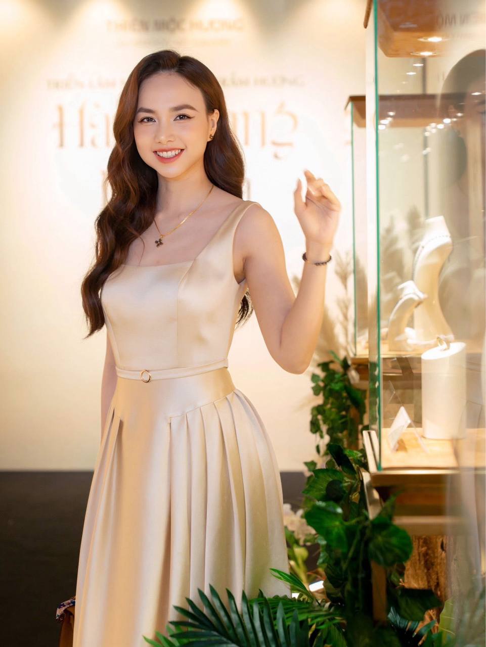 Vợ đạo diễn trăm tỷ khoe visual 20 năm không già nhưng vòng eo mỏng dính mới là tâm điểm- Ảnh 7. Vợ đạo diễn trăm tỷ khoe visual 20 năm không già nhưng vòng eo mỏng dính mới là tâm điểm- Ảnh 7.