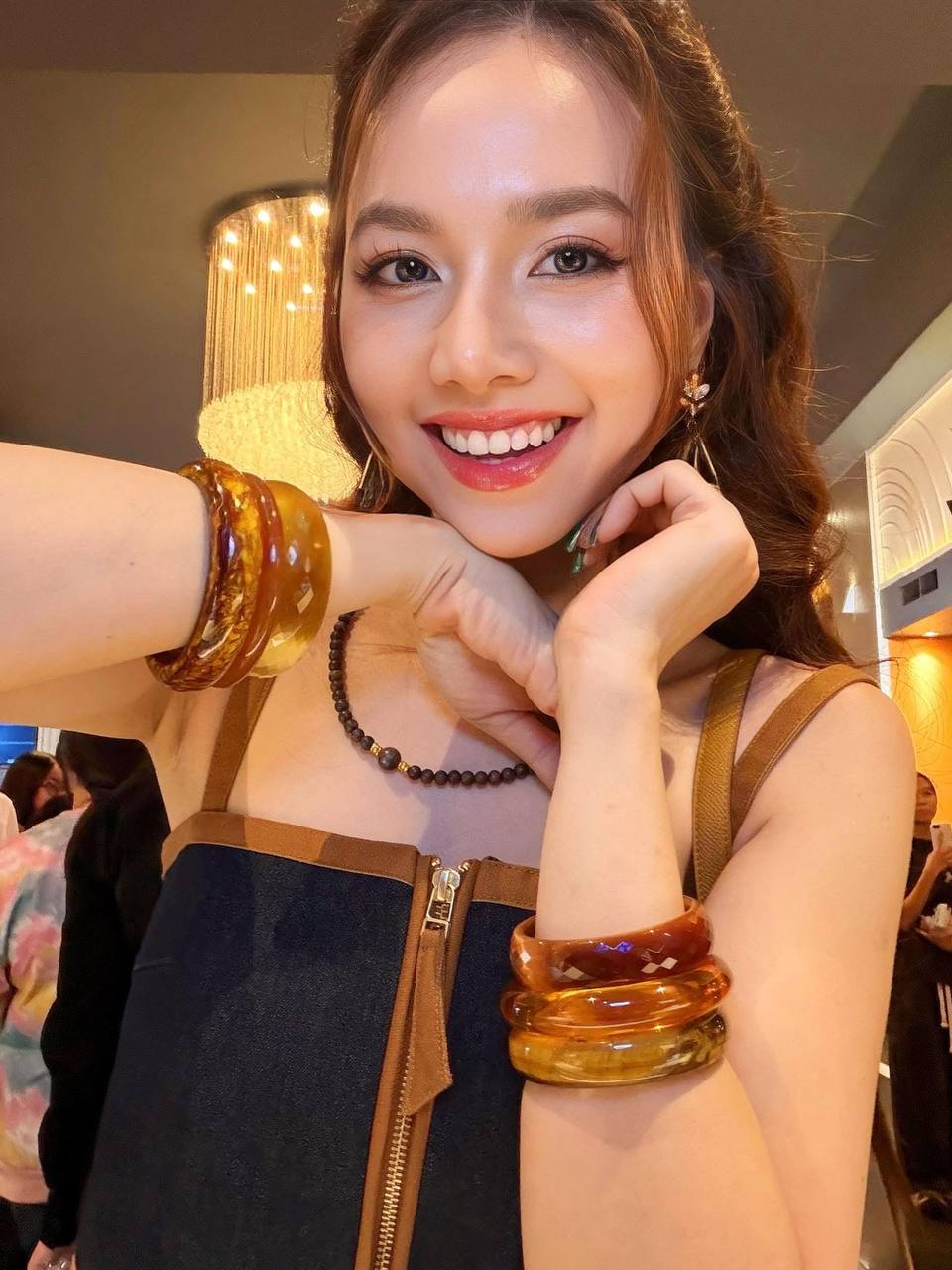 Vợ đạo diễn trăm tỷ khoe visual 20 năm không già nhưng vòng eo mỏng dính mới là tâm điểm- Ảnh 4. Vợ đạo diễn trăm tỷ khoe visual 20 năm không già nhưng vòng eo mỏng dính mới là tâm điểm- Ảnh 4.