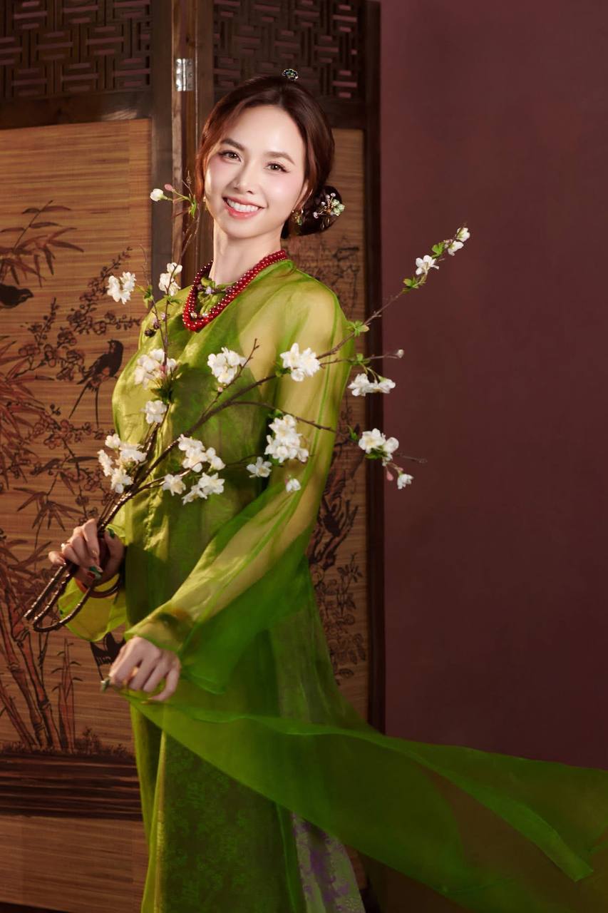 Vợ đạo diễn trăm tỷ khoe visual 20 năm không già nhưng vòng eo mỏng dính mới là tâm điểm- Ảnh 12. Vợ đạo diễn trăm tỷ khoe visual 20 năm không già nhưng vòng eo mỏng dính mới là tâm điểm- Ảnh 12.