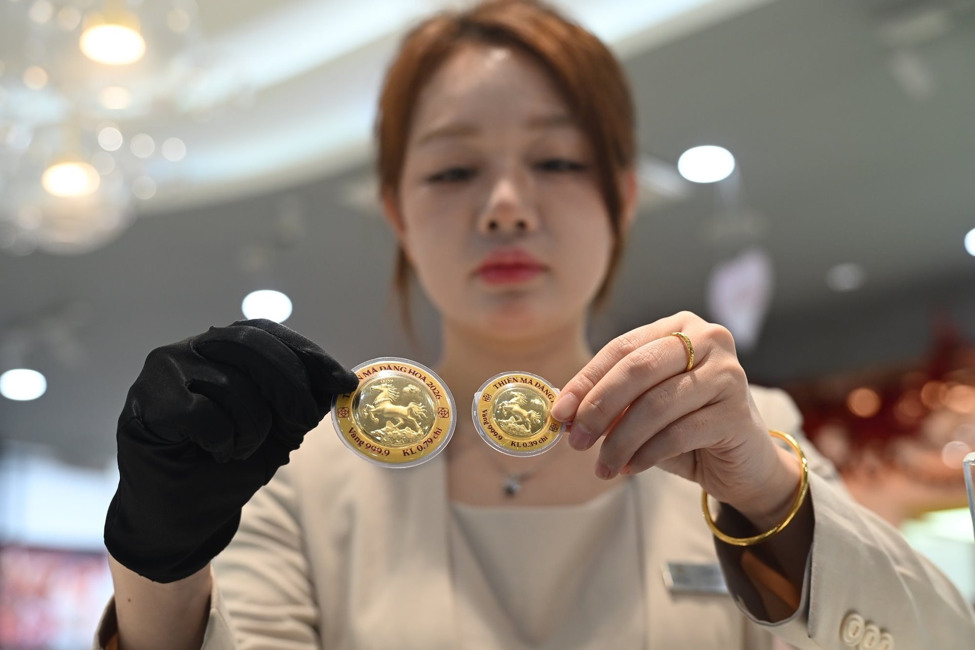 Chưa từng c&oacute;: V&agrave;ng được b&aacute;n bằng m&aacute;y tự động, đồng v&agrave;ng, bạc thỏi g&acirc;y "sốt" ng&agrave;y V&iacute;a Thần T&agrave;i - Ảnh 13.