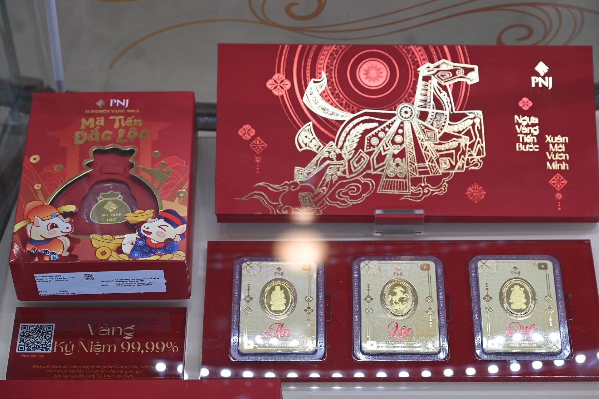 Chưa từng c&oacute;: V&agrave;ng được b&aacute;n bằng m&aacute;y tự động, đồng v&agrave;ng, bạc thỏi g&acirc;y "sốt" ng&agrave;y V&iacute;a Thần T&agrave;i - Ảnh 11.