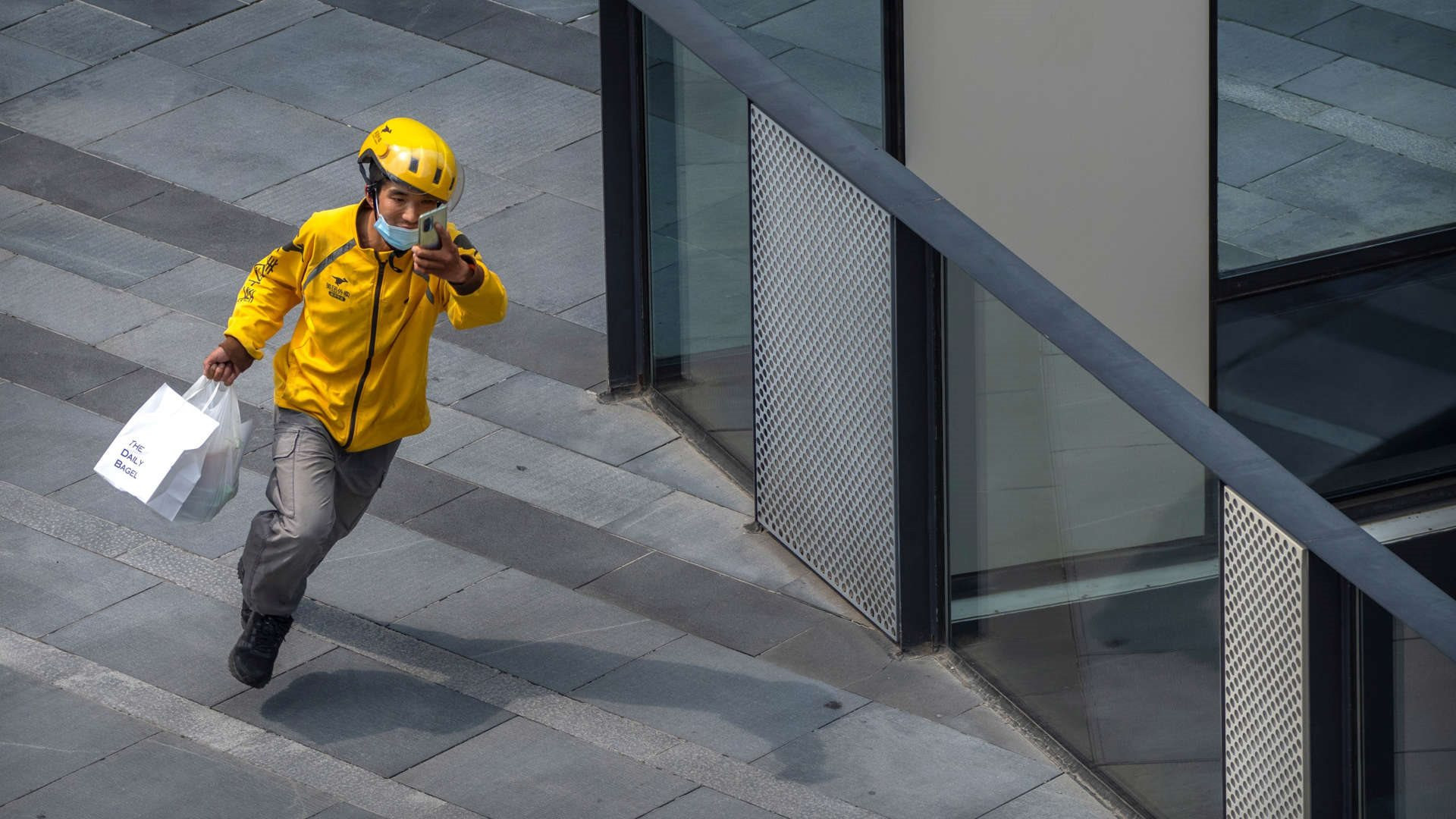 Cụ bà 80 tuổi mất tiền tài khoản vì tin tưởng shiper thân thiết tại Thượng Hải - Ảnh 1. Cụ bà 80 tuổi mất tiền tài khoản vì tin tưởng shiper thân thiết tại Thượng Hải - Ảnh 1.