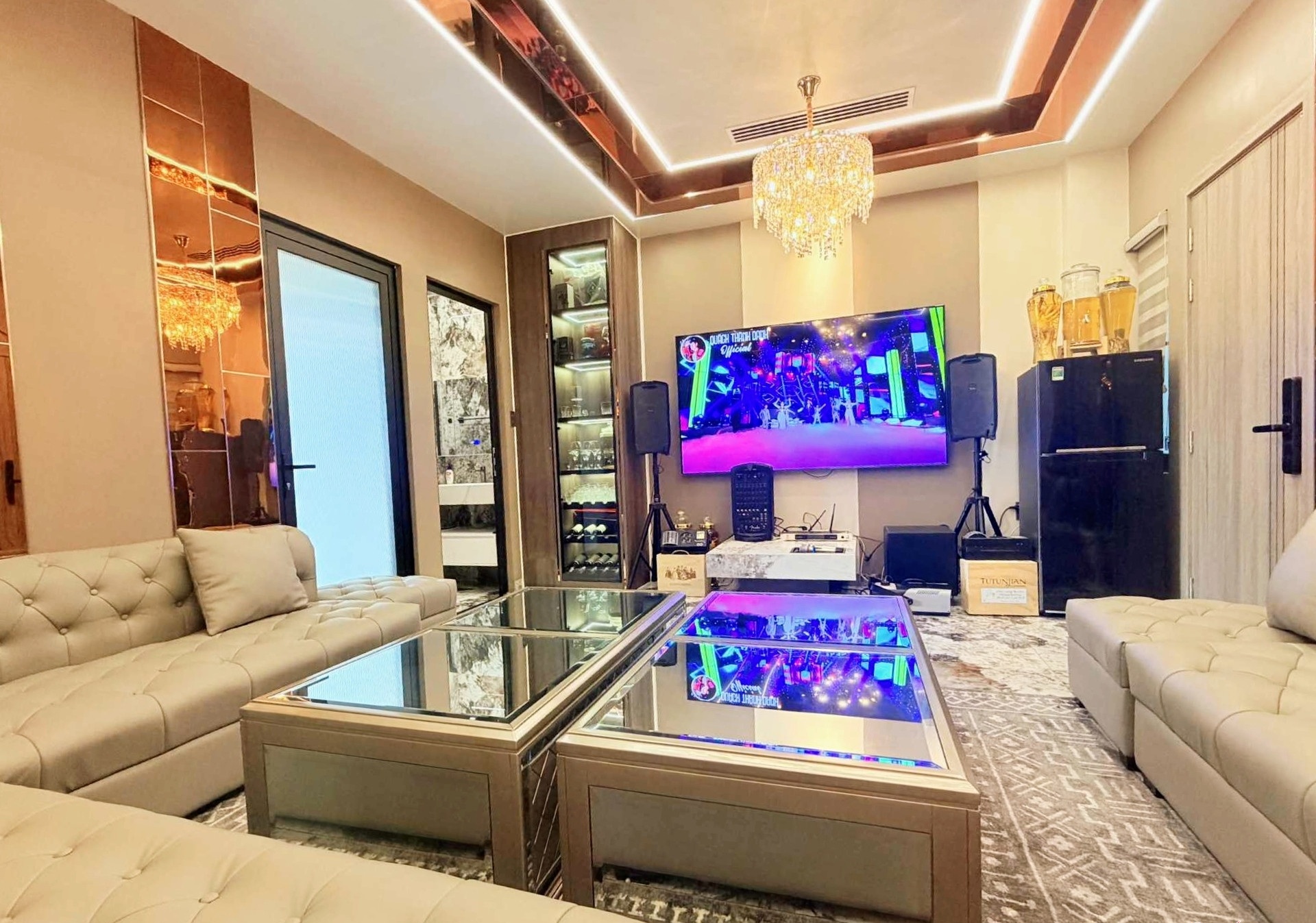 Ca sĩ được vợ tặng tượng Thần T&agrave;i bằng v&agrave;ng: 1 vợ 5 con, ch&aacute;n biệt thự 1.200 m2 liền x&acirc;y nh&agrave; phố 5 tầng - Ảnh 5.