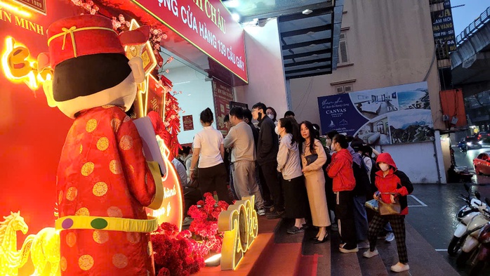 VIDEO: Hàng trăm người đi xếp hàng mua vàng từ nửa đêm ngày vía Thần Tài - Ảnh 3.