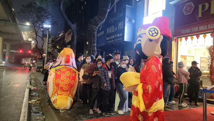 VIDEO: Hàng trăm người đi xếp hàng mua vàng từ nửa đêm ngày vía Thần Tài - Ảnh 1.