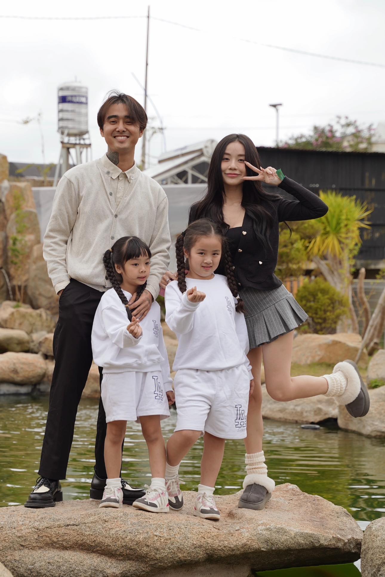 Lấy mẹ đơn th&acirc;n, nam ca sĩ lặng người khi đọc b&agrave;i văn con ri&ecirc;ng của vợ viết về m&igrave;nh: "Ba nợ tụi con" - Ảnh 2.